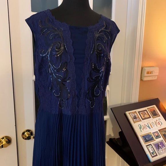 Reba...Another Stunner Dress - Picture 2 of 16